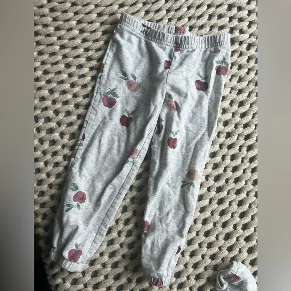 Carters 5T Apple sweatshirt and sweatpants set
